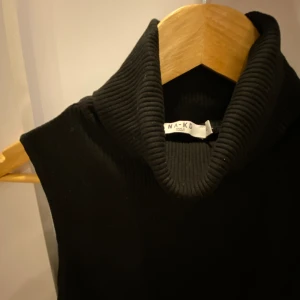 Svart polotröja utan ärmar - En polotröja utan ärmar som är köpt för ett par år sedan från NA-KD✨ Slutade använda den för ett tag sedan då jag tyvärr tyckte inte om hur den satt på mig längre. Den är både elastisk i materialet och tight så den funkar även som mindre storlek 