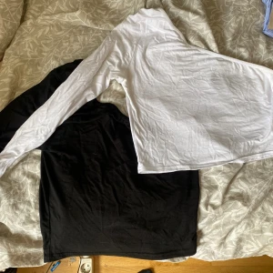 Fina tröjor  - Två stycken one shoulder tröjan som är exakt likdana bara två olika färger. Man kan kan köpa en för 75 eller båda för 100 kr Kontakta mig om du har några mer frågor!❤️