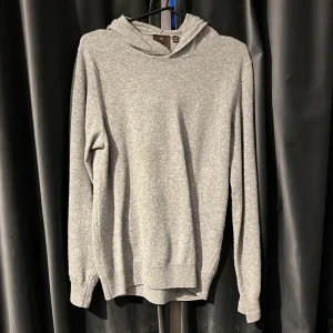 Kashmir hoodie  - Säljer min för liten Kashmir hoodie från Oscar Jacobsson. Skick 8-10 stl xs passar dig mellan 165-175 