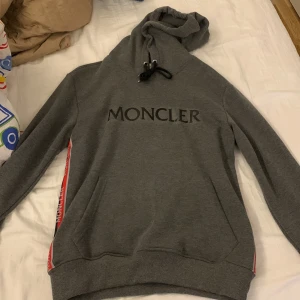 Moncler hoodie  - Moncler hoodie från turkiet strl M men passar S också 