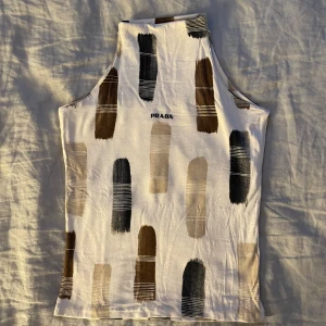 Prada halterneck - Prada top med stretch och halterneck aaaasss cool men måste rensa garderoben 🤭