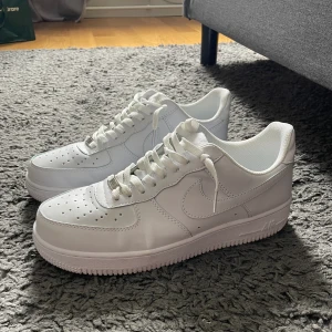 Skor - Air force 1 i riktigt bra skick, knappt använda. Storlek 45. Säljer för att jag ej använder längre. Inget fel på skon. 