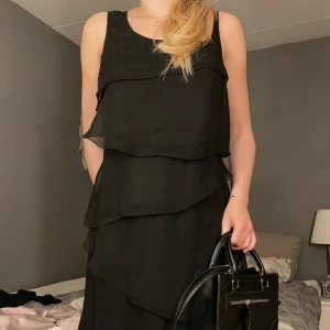 Fest klänning  - Fest klänning med volanger från Vero Moda!Storlek M men passar mig som är xs/s 