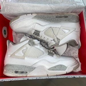 Jordan 4 oreo  - Säljer nu mina Jordan 4 oreo då jag inte använder dem längre. Bra bevarade. Box tillkommer. Hör av er vid minsta intresse