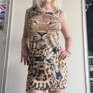 Klänning med coolt tryck - Såå fin❤️