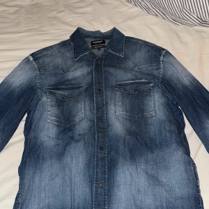 Dondup jeansskjorta - Säljer min dondup jeansskjorta aldrig använd endast testad, köpt på nk i Göteborg för drygt 8 månader sedan lappen sitter kvar. Säljer den endast för de är inte min typ av stil längre Skick 10/10 Storlek S Nypris 2799