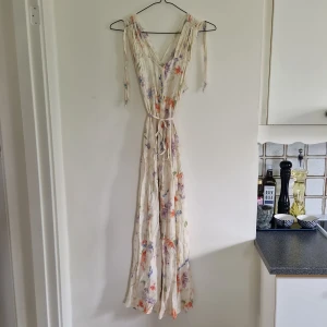 Långklänning  - Blommig krämvit klänning. 