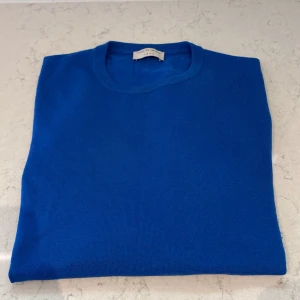 Tiger of Sweden Tröja - Säljer nu denna asfeta Tiger of Sweden tröjan i ett grymt skick bortsett från en liten defekt (bild 3) Storleken är M och sitter bra som det! Nypris ligger på ca 1600kr❌ mitt pris endast 349kr✅ Hör av dig vid minsta lilla fundering 🙂😊