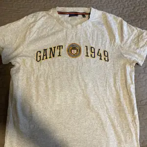 Gant t-Shirt i storlek m. Använd fåtal gånger som ny i skick.