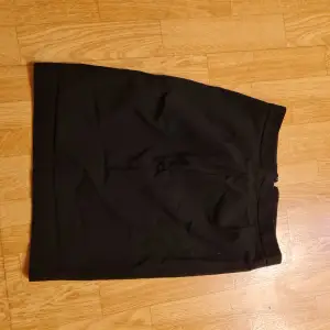 Business kjol i bra skick, svart i storlek 40 från märket ellos