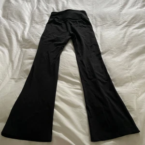 Yogapants - Lappen är bortklippt och minns inte vart jag köpte dem ifrån men finnt skick, materialet är lite starkare träningstyg och jätte bekvämt