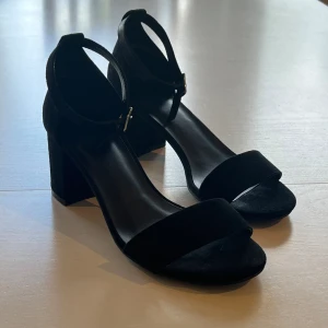 Svarta klackskor  - Jätte fina svarta klackar! Storlek 36. Använt några gånger som man ser på sista bilden men de är inga skador🥰 Tvättar såklart innan jag skickar.