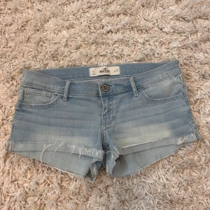 Lågmidjade jeans shorts  - Säljer mina fina lågmidjade shorts, dom är i super bra skick utan några defekter alls och sitter perfekt! Skriv privat för fler bilder eller frågor💓