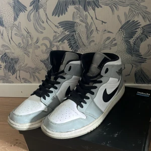Jordan 1 smoke grey - Snygga skor jag säljer då de inte används längre. Storlek 44,5 passar 43-44.  Skick 6-7/10 lite skada på höger tå(bild 3). Äkta restocks verified, nypris 2500. Skriv om det är något du funderar över!