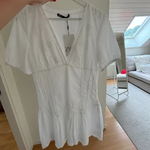 Zara klänning  - Säljer denna populära klänning med prislappen kvar, aldrig använd!