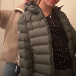 Colmar jacka - Säljer min fina Colmar jacka i grön i storlek 12/152. Den har inga defekter eller tecken på andvändning. Skriv om ni vill ha egna bilder på jackan💕  !!!den är grå inuti och inte blå som på bilden!!!