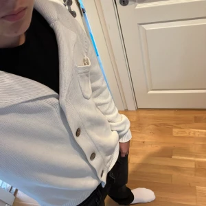  cardigan  - Bra skick och riktigt snygg. Pris går att diskutera hör av er om funderingar