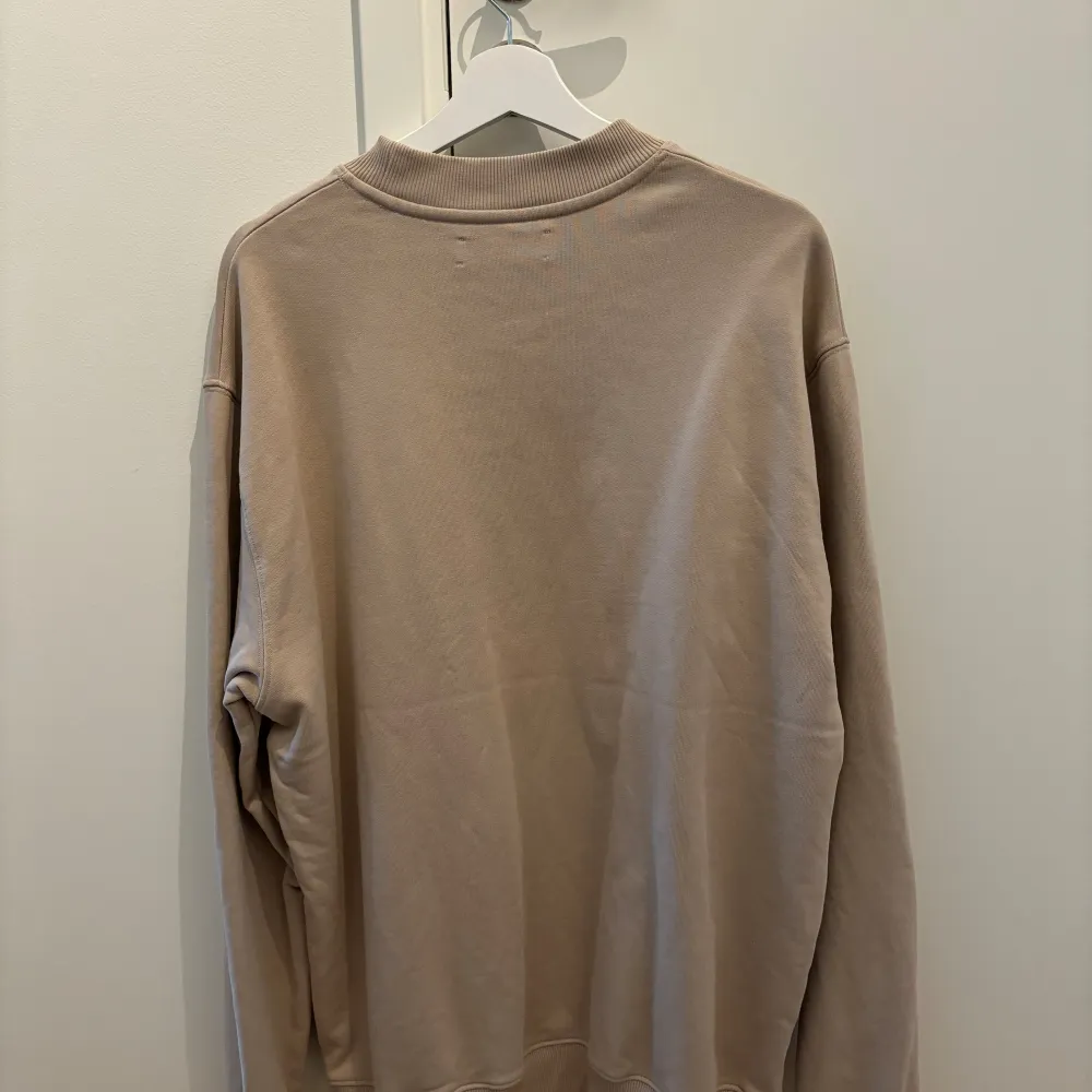 En beige samsøe samsøe tröja i storlek L.  Som i nyskick, endast använd en gång. Säljer för 500kr vid upphämtning annars tillkommer frakt. . Tröjor & Koftor.