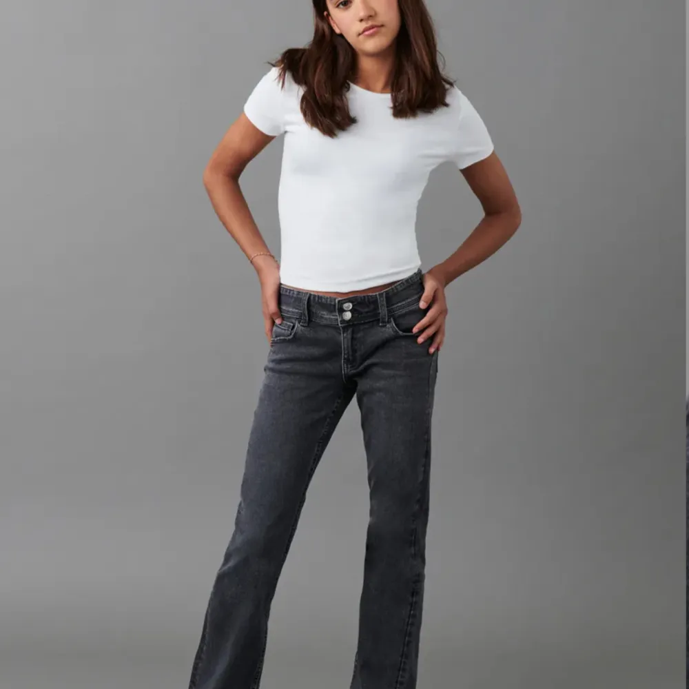 Säljer ett par super fina Gina Tricot jeans (bootcut) från Gina Young!💕 Säljer pågrund av att de är för korta på mig!🌺 Dom är aldrig andvända o inga defekter! Jag har sprättat upp dom längst ner.Aldrig andvända och nypris 349kr Skriv för fler frågor💖. Jeans & Byxor.