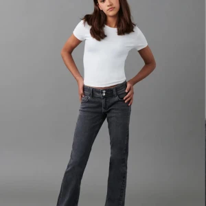 Gina Young jeans - Säljer ett par super fina Gina Tricot jeans (bootcut) från Gina Young!💕 Säljer pågrund av att de är för korta på mig!🌺 Dom är aldrig andvända o inga defekter! Jag har sprättat upp dom längst ner.Aldrig andvända och nypris 349kr Skriv för fler frågor💖