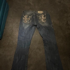 Missme jeans - Superfina miss me jeans, storlek 30 modell signature boot . Midjemåttet rakt över är ca 40cm och innerbensmåttet är 82cm. Low waisted och bootcut. Bra skick. 