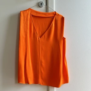 By Malene Birger festtopp storlek 36 - Orange festtopp från by Malene Birger Storlek 36 Felfritt skick  Kemtvättad inför försäljningen   https://nelly.com/se/produkt/by-malene-birger-blo_076632-2209/
