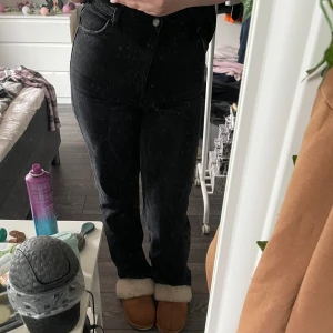 High waist jeans - Svarta high waist jeans från bershka i stl 38, en ”bälthållare” är trasig (se bild 3) men annars är de så nya de kan bli 😊Jag är 172 och de sitter perfekt i längden 🙌🏻