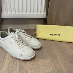 Axel ARIGATO SKOR  - Skorna är i väldigt bra skick har knappast använt paret bara 4-5 gånger. Priset kan diskuteras för snabbare affär 