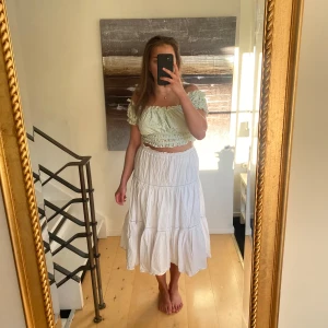 Vit långkjol - Vit långkjol som är superfin till sommaren! Har ytterst små, svaga fläckar som endast syns på nära håll, se bild💘