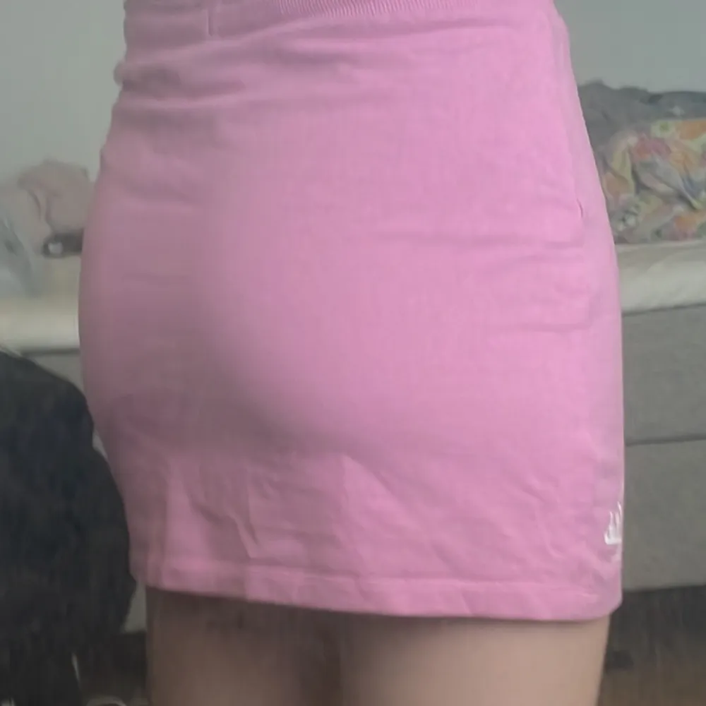 Säljer min rosa mini kjol då den inte kommer till andvändning! 🌸💞 Har en likadan i lilla ochså!  Den är u storlek 158 -164 men kan andvänds som mini kjol! Jag har storlek small och den passar mig! Kontakta gärna vid fler frågor eller bilder!🫶☺️. Kjolar.