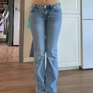 Lågmidjade jeans från hm. Superfina, bootcut. Midjemått: 72cm, innerbenslängd: 80cm💕Skriv vid frågor och använd gärna ”köp nu”📦 