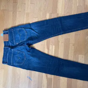 Säljer dessa fräscha Levis jeans modell 502. Dem är i jätte fint skick och är lätta att styla.  Storlek 30:32