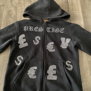 Aim for the Moon - Hej, Säljer denna snygga rhinestone koftan som är i perfekt skick, knappt använd och som är dessutom den perfekta koftan till sommaren. Dm vid funderingar eller liknande.  Stl M men passar L