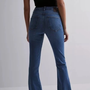  Blå Jeans pieces - Bra skick👍 säljer pågrund av att dom är för långa för mig. Dom är assköna🫶🏻🥰 Säljer för 199 köpte dom för 450!