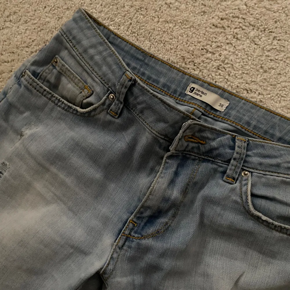 Säljer jeans från ginatricot, haft väldigt länge och dem är trasiga mellan benen med det går att sy ihop. Sitter jätte bra på mig som är 170cm ❤️. Jeans & Byxor.