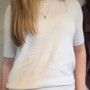 Zara tröja  - Stickad T-shirt ifrån zara. Slut på Hemsidan. Bra skick förutom ett pytte litet hål vid midjan. Första bilden är lånad så skriv privat för flera bilder.