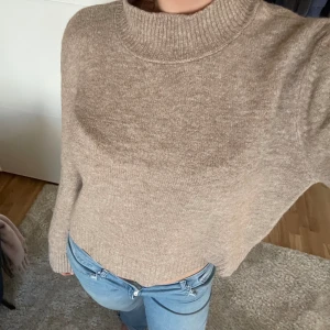 Stickad tröja - Säljer denna mysiga stickade tröjan från koton, köpt från zalando, i storlek L( passar som en m / s )🩷