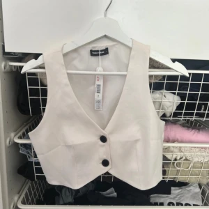 Kostymväst - Croppad! Aldrig använd med prislapp kvar! Super fin men kommer ej till användning🎀
