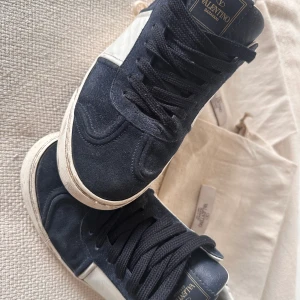 Valentino flycrew - Ett par Valentino Flycrews | St 40,5 men passar 40-42 | skick 6/10 | där en del av sulan på den vänstra skon har spruckit som ni kan se på den andra bilden, kan lämnas in hos skomakare alt limma | mitt pris 1999 | 5 nitar borta | skriv vid frågor.