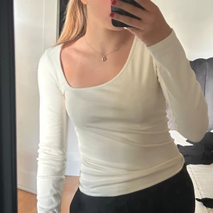 Zara tröja  - Säljer denna Basic topp från zara som tyvärr inte kommer till användning längre, den är i fint skick!🙌🏽