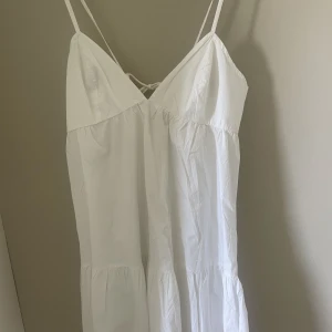 Klänning Bikbok  - Vit klänning från Bikbok, ny med prislapp kvar. Storlek L. 