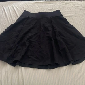 Svart kjol - Storlek xs. Svart fladdrig kjol. Inte använd så många ggr