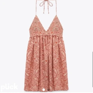 Zara klänning - Röd/rosa zara klänning i bra skick, använd 1 gång. 