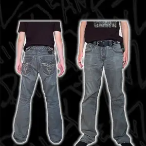 Riktigt snygga Rock Revival Jeans med perfekt lös passform i superbra skick. Storlek w34. Mått:  Midja 45cm Benöppning 23 cm Ytterbenslängd 110 cm