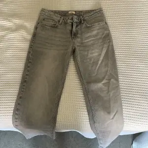 Lågmidjade gråa jeans från Nelly. Aldrig använda i storlek 36. Köpta för 599