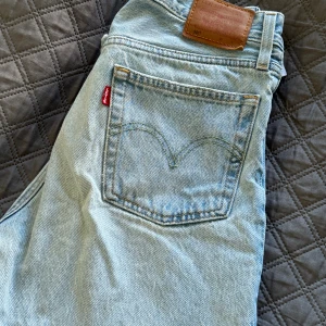 Levis jeans - Jättefina 501:or med fräsch ljust tvätt. Perfekt sommar jeansen. 
