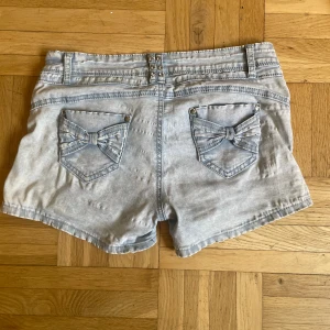 Lågmidjade shorts strl M - Lågmidjade shorts strl M från LD Style. Färgen på den första bilden visar den riktiga färgen. Såå fina detaljer på bakfickorna! Skriv vid frågor