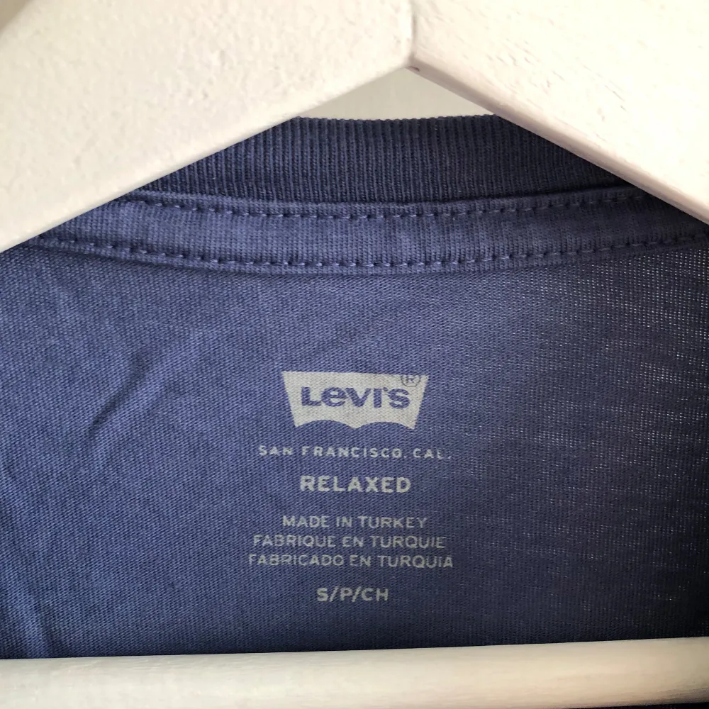 Levis t-shirt i den finaste blåfärgen. Praktiskt taget oanvänd så i nyskick. Strl. M.. T-shirts.