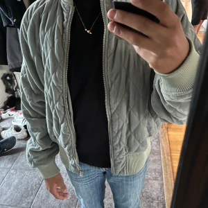 Superfin bomberjacka  - En snygg bomberjacka som passar perfekt till allt💕 märket är weekday 