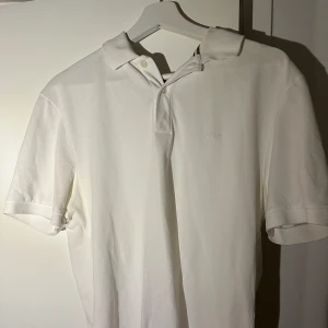 Hugo Boss Piké Vit - En helt ny och oanvänd Hugo Boss piké i storlek L. Ny pris 1189kr. Mitt pris 549kr